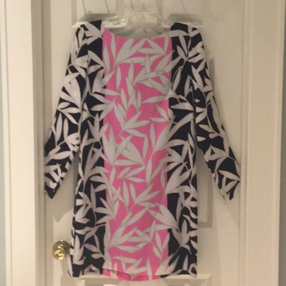 Gorgeous Vince Camuto shift dress in pink & black.